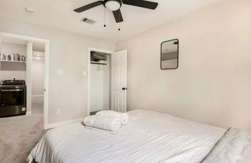 Black and White Retreat 8min to downtown - Foto 23