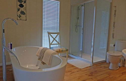Shropshire Lodges - Romantic Luxury Hot Tub Breaks - Foto 36