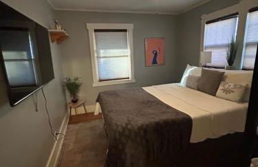 Charming 1920s Retreat Modern Kitchen 5 minutes to Dining and Med District - Foto 43