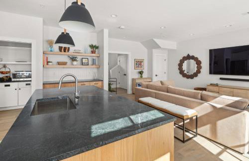 New & Modern Townhouse Close to Skiing, Brand New Hot Tub - Photo 22