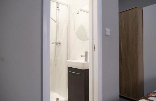 Group Friendly 2 Bed 2 Bath FREE PARKING for 2 Large Vans or up to 4 Cars Zone 2 Sleeps 10 Close to Central London and Zone 2 tube station - Photo 32