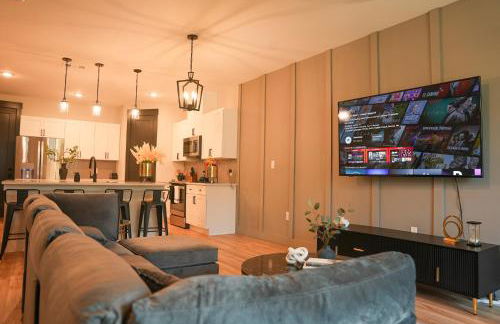 Loop, New Luxurious Large 3BR House, Sleeps 11 with Free Parking - Photo 2