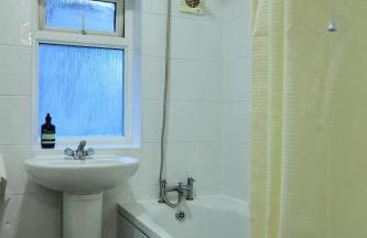 Stylish Wembley Home with Hot Tub, Parking & Garden - Foto 21