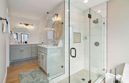 Family 3BR 2BA Home Near Charming Main Street w Cowboy Pool by Austin Vacay - Foto 30