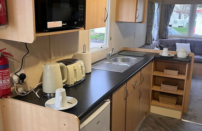 3 Bedroom Caravan - Sleeps 8 - Parking, Wifi, Pool - Photo 6
