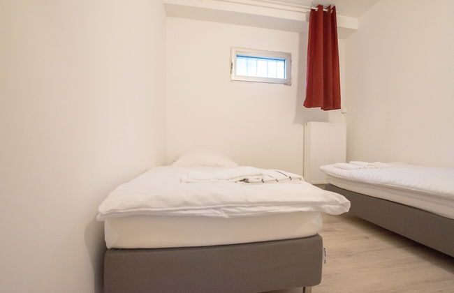 Spacious House - Photo 25