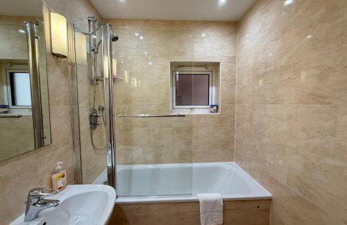 Holyrood Apartment with parking & lift access - Photo 17