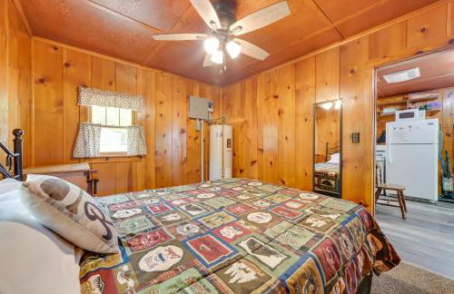 Near Snowmobiling! Carp Lake Cottage with Fire Pit - Foto 14