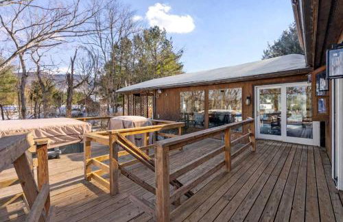 Modern Mountain Cabin with Hot Tub and Game Room Near Moorefield, West Virginia - Foto 60