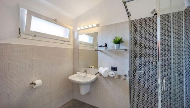 Modern Apartment in the Residence Rebi Village in Imperia-ex TUI - Foto 2, Baño