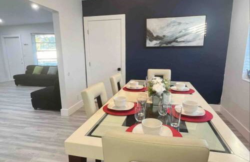 Royal Luxe Pool Home near Ft Laud airport and each - Photo 17