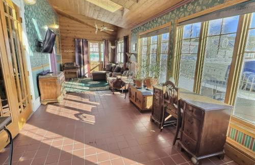 Gem Palace with Hot Tub Sauna - Photo 25