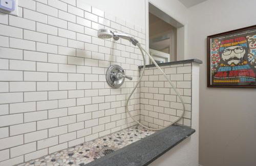 Cozy Family Retreat with Yard - Walk to Olde Town - Foto 35