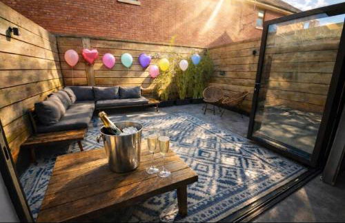 2 bedroom duplex apartment close to UHW & city centre - Foto 1