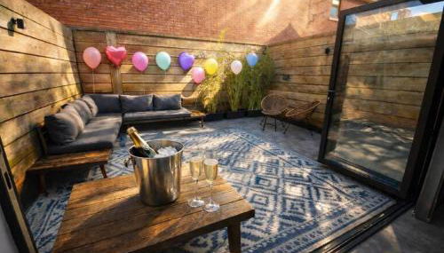 2 bedroom duplex apartment close to UHW & city centre - Foto 1