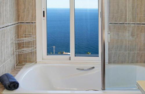 Breathtaking Seaside Villa with Heated Saltwater Pool & Panoramic Terraces - Foto 20