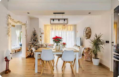 O Lar de Laura Casa familiar para escapada tranquila con piscina y sala de juegos cerca de Vigo - Foto 1