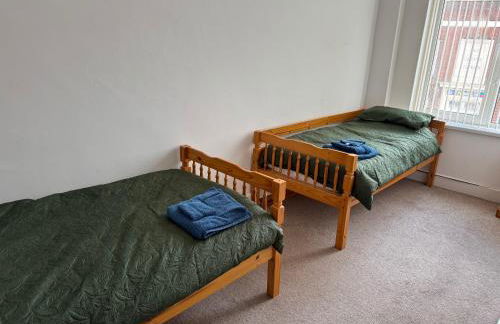 Cosy 2 bedroom modern flat close to transport link - Photo 4