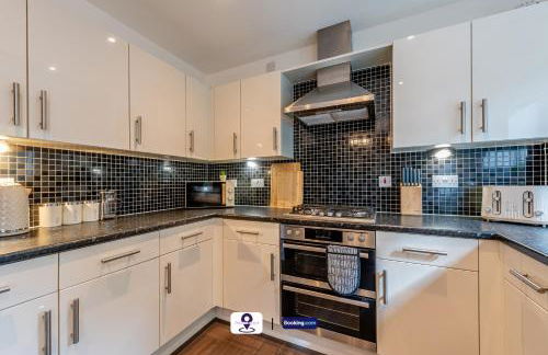 Last-Minute Escapes ! Summer Days l RTM Stay l 4 -Bed House By Finesse Stays Short Lets & Serviced Accommodation Wakefield With Parking, Contractors - Foto 4