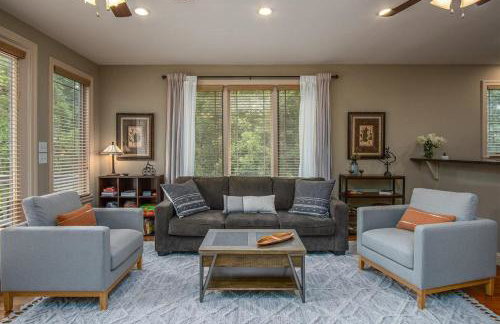 Brevard Basecamp · Brevard Basecamp fireplace in Primary BR - Foto 1