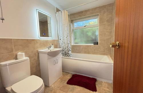 2BR Comfortable Spacious Furnished Property with Parking - Foto 8