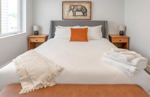 Beautiful Modern 3BR in the Grove ABODEbucks - Photo 39