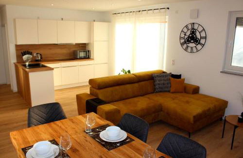 Großes Apartment mit Küche, Dusche, Badewanne, Balkon, Parkplatz vor dem Haus, ruhig gelegen, ADA4 - Foto 14