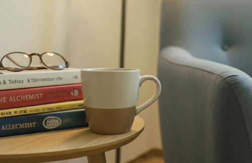 Stylish Persian Blue Room with Private Bath and WiFi - Photo 11