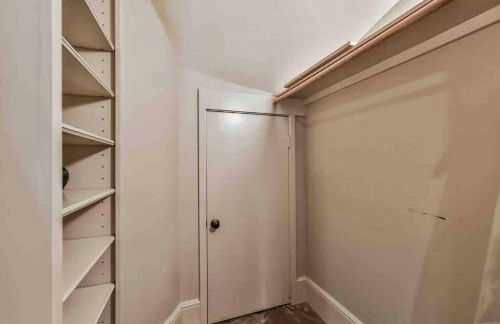 Artist's Library with a Private Swimming Pool - Foto 12