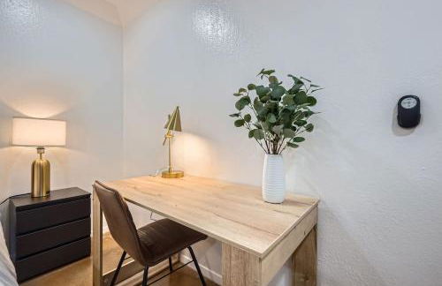 Your Airy King Suite Getaway - Sleeps 4 - Pool, Prkg - Photo 15