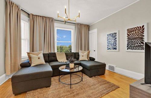 NEW! Fun & style Eastside MKE Best Day Townhouse - Foto 15