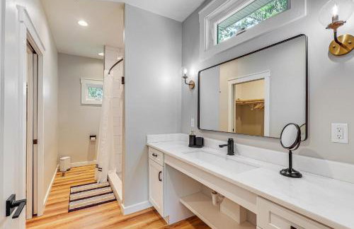 Rock Hall Retreat with Balcony Near Park and Marina! - Foto 12