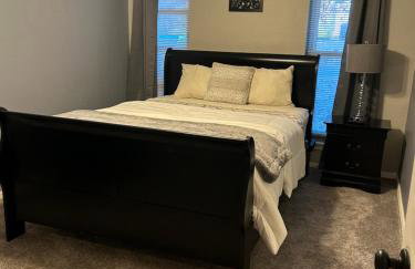 Great Edmond home, near OKC with 3 beds, Wi-fi, cold AC, and central heat, fully fenced backyard - Foto 5