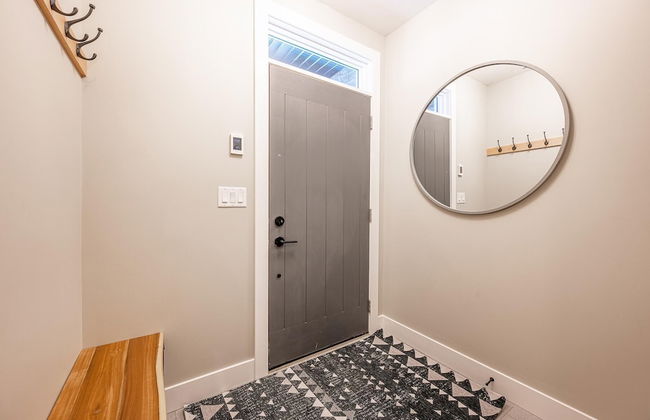 Grizzly Ridge Getaway Brand New, Hot Tub, Sleeps 11 - Photo 29