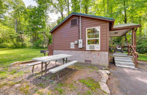 Pet-Friendly Creekside Cabin with Pool Access! - Foto 22
