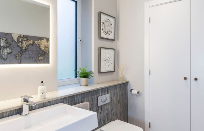 Stylish new Home With Parking - King Beds Garden - Foto 34