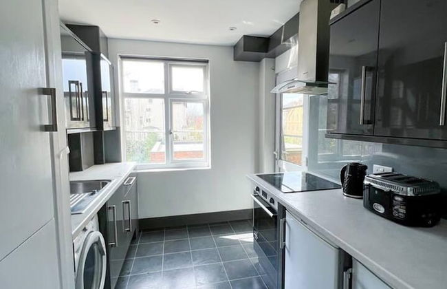 Bright and Spacious 2-bed Apartment in Sutton - Foto 12