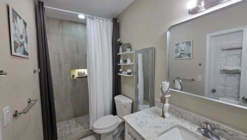 This luxury basement is the perfect getaway - Foto 4