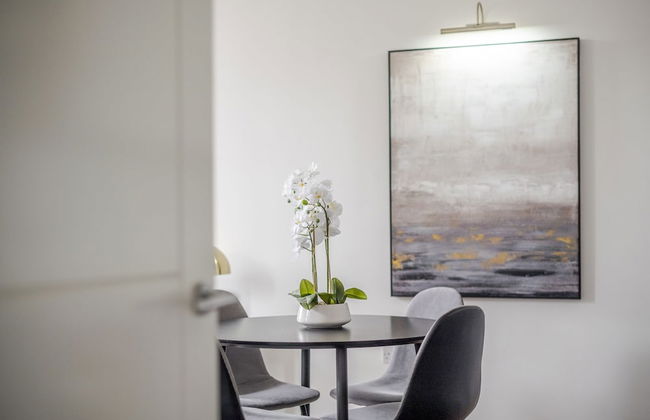 Luxurious 2 Bedroom Apartment With Free Parking - Photo 15