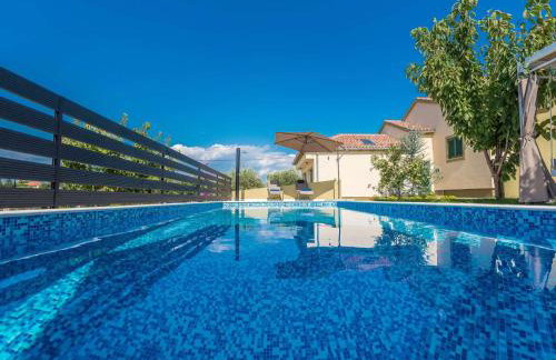 Villa Field Hill with Swimming Pool and Tennis Court - Foto 11