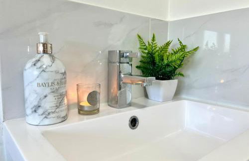 Delightfully decorated cosy two bedroom family home Great transport links to central London - Foto 6