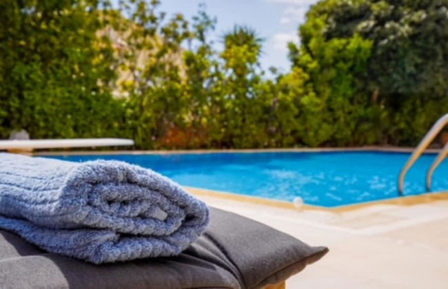 Deluxe 5 Bdrm Villa w Pool Next to the Beach - Photo 26