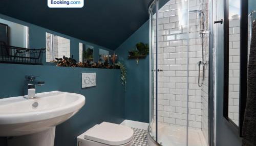 Spacious 4BDR House By Homebird Property Management Short Lets & Serviced Accommodation Leeds With Private Parking & Garden - Foto 4, Shower