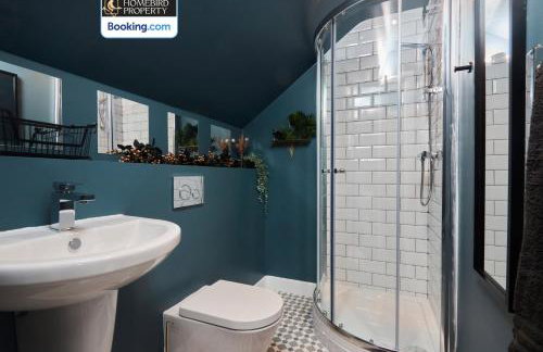 Spacious 4BDR House By Homebird Property Management Short Lets & Serviced Accommodation Leeds With Private Parking & Garden - Foto 4