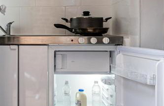 Modern and Stylish 1-Bedroom Guesthouse near M6 J10 Perfect for Business Stays & Couples Free Parking & Wi-Fi - Foto 7