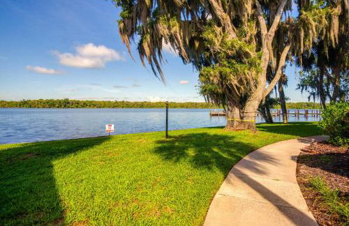 Pool Access and Lanai Riverfront Welaka Condo! - Foto 22