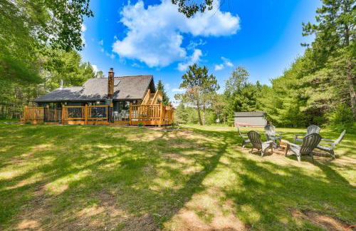 Pembine Cabin with Expansive Yard, Fire Pit and Grill! - Foto 24