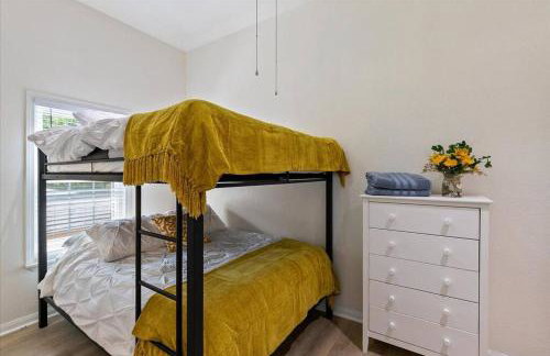 Bring the Crew! 4BR Luxe Pad, Backyard Magic & City at Your Door - Foto 25