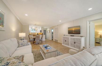 Walkable to Beach, Restaurants, Entertainment! - Photo 5