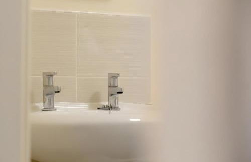 FREE parking, LARGE House for Contractors & Families, Sleeps 7, 25 mins to MANCHESTER & LIVERPOOL - Foto 5